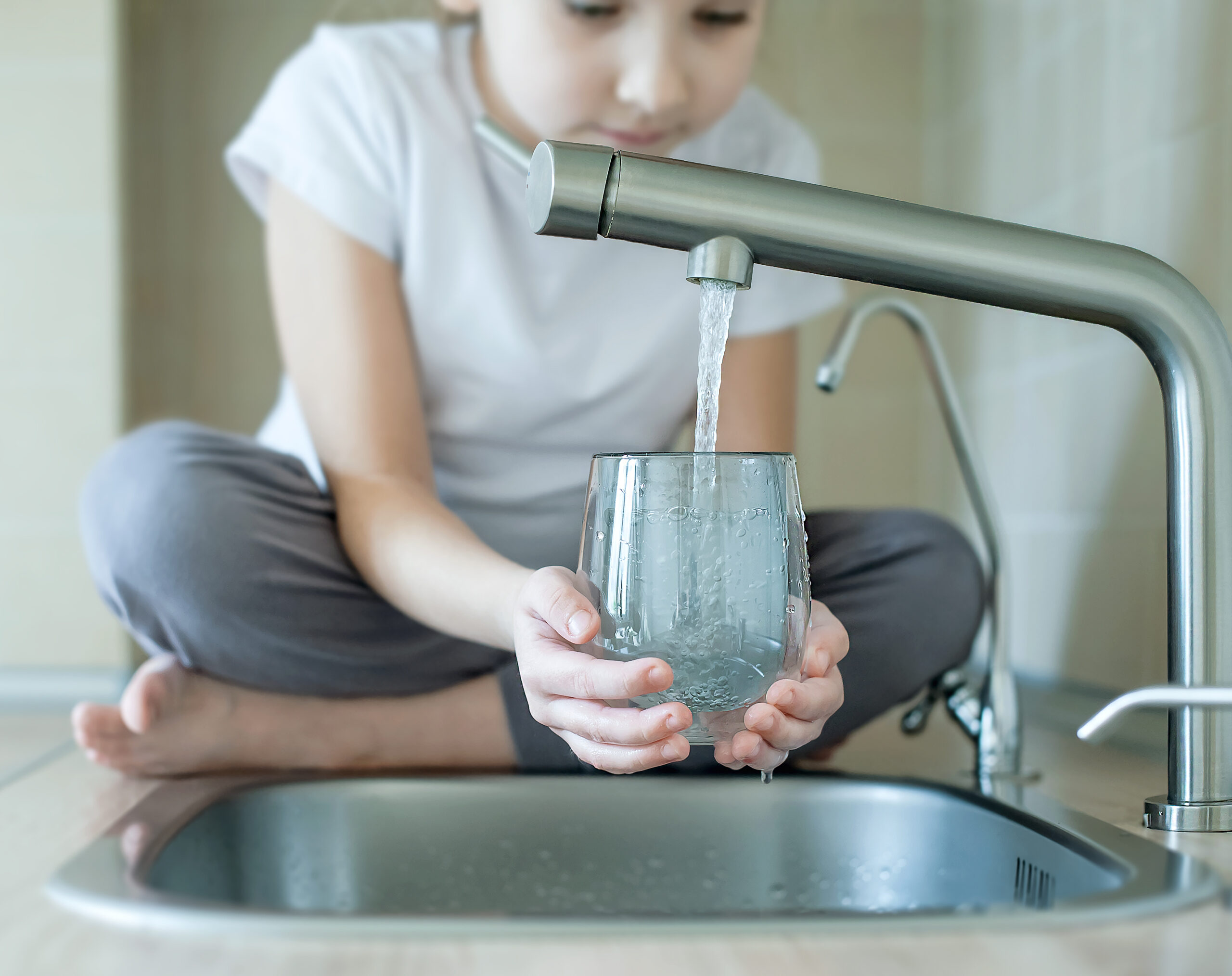 Child,Open,Water,Tap.,Kitchen,Faucet.,Glass,Of,Clean,Water.